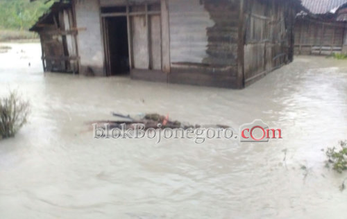 Banjir, Jembatan Poros Desa di Pregelan Kecamatan Gondang Ambrol